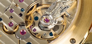 Tại sao đồng hồ thạch anh (quartz) lại chính xác hơn đồng hồ cơ tự động?