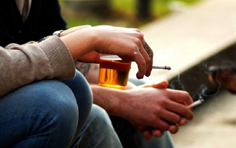 Tác hại gấp đôi với thói quen hút thuốc khi uống bia