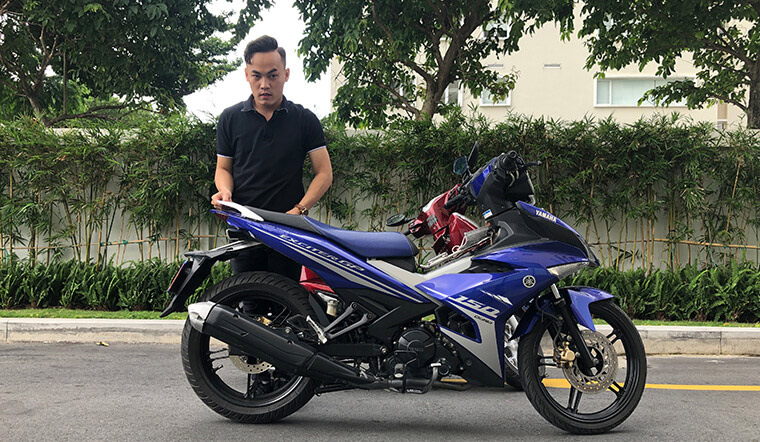 Trời mưa đi xe tay ga và xe số cái nào tiện hơn