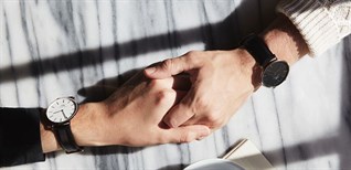 Đeo đồng hồ tay trái hay tay phải có ý nghĩa gì? Đeo tay nào tiện hơn?