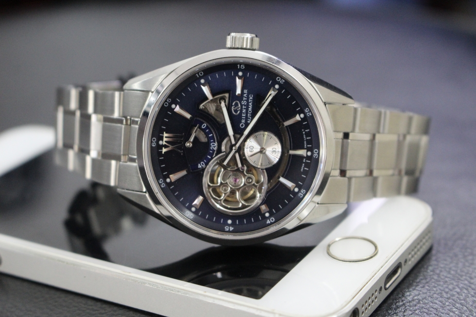 Mechanical watches are usually worn on the left hand