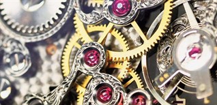 Tại sao đồng hồ đeo tay thường được trang bị đá quý? Dùng để làm gì?