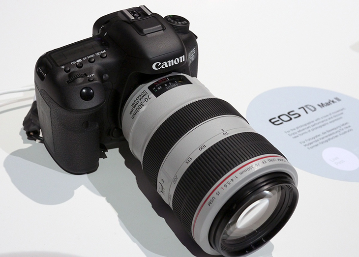 Máy ảnh Canon DSLR - Những khung hình tuyệt đẹp sẽ trở nên lộng lẫy hơn khi được bắt lại bởi chiếc máy ảnh Canon DSLR. Chất lượng và độ nét của hình ảnh sẽ khiến bạn không thể rời mắt khỏi những bức ảnh đẹp như tranh vẽ. Hãy tìm hiểu và khám phá thế giới ảnh động bằng máy ảnh Canon DSLR nhé!