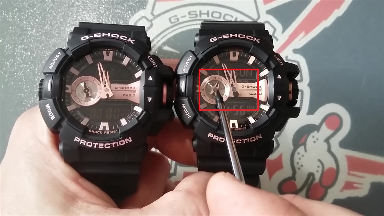 Một chiếc đồng hồ Replica (phải) giả thiết kế bản gốc