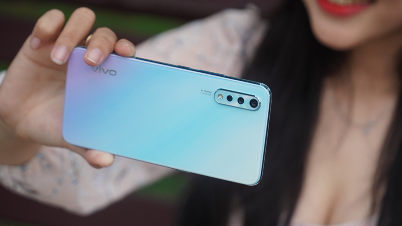 Đập hộp & đánh giá nhanh Vivo S1: Thiết kế bóng bẩy khiến lòng 'ngất ngây' - ảnh 4 Đập hộp & đánh giá nhanh Vivo S1: Thiết kế bóng bẩy khiến lòng 'ngất ngây' - ảnh 4
