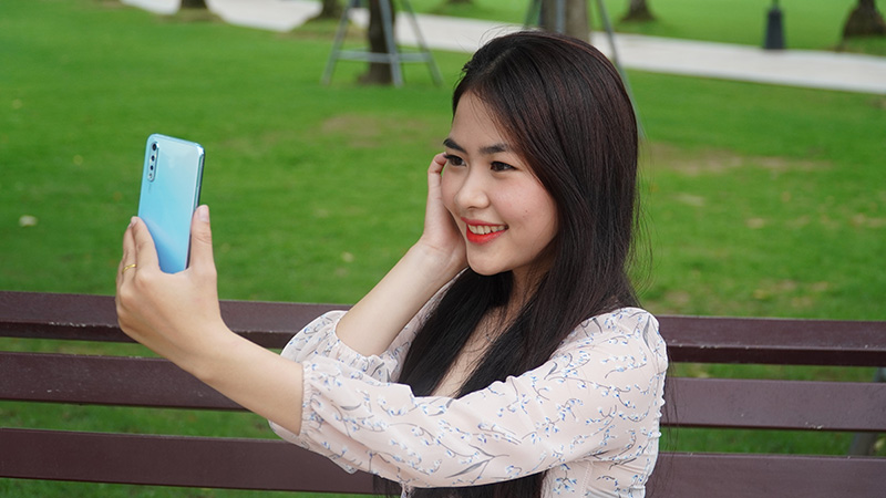 Đập hộp & đánh giá nhanh Vivo S1: Thiết kế bóng bẩy khiến lòng 'ngất ngây' - ảnh 5 Đập hộp & đánh giá nhanh Vivo S1: Thiết kế bóng bẩy khiến lòng 'ngất ngây' - ảnh 5
