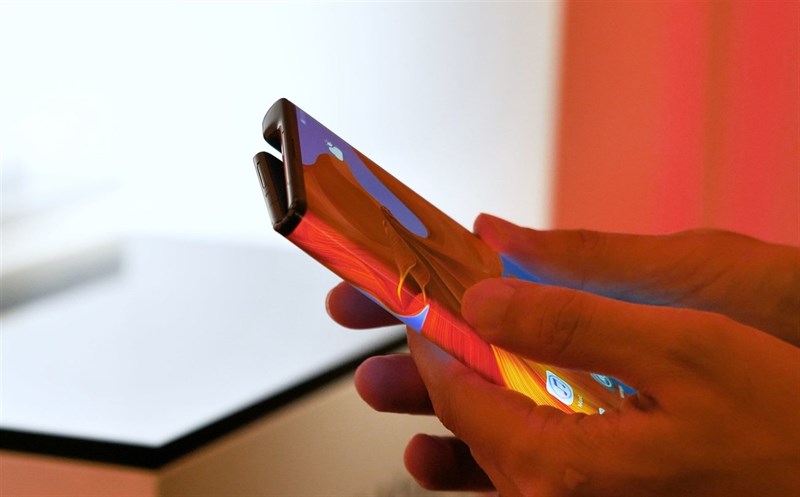 Huawei Mate X khi gập lại