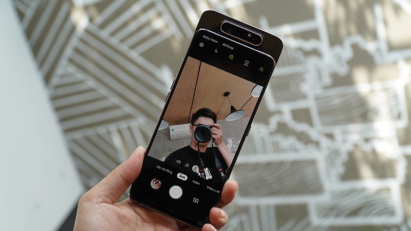 Samsung Galaxy A80 là chiếc smartphone đáng sở hữu nhất năm nay, với màn hình toàn cảnh siêu rộng, camera chụp góc rộng tiên tiến và tích hợp tính năng nhận diện khuôn mặt. Chất lượng âm thanh và hiệu năng của sản phẩm được cải thiện đáng kể, giúp người dùng trải nghiệm được những giây phút giải trí tuyệt vời.