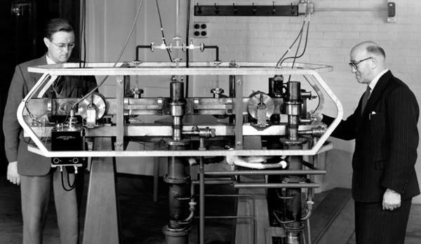 Hai nhà vật lý học Louis Essen và Jack Parry phát minh ra đồng hồ nguyên tử Cesium-133
