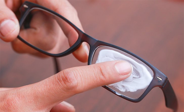 5 cách làm mờ vết xước trên mắt kính hiệu quả nhất > Sử dụng kem đánh răng