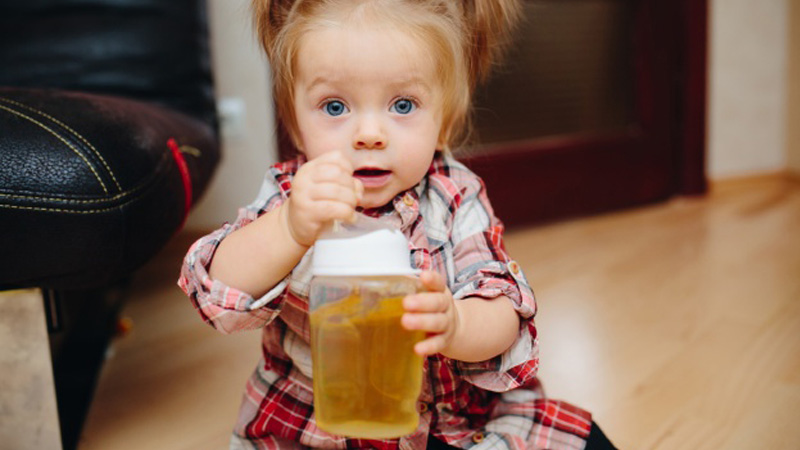 Não và thần kinh ảnh hưởng nghiêm trọng khi cho trẻ uống bia, rượu