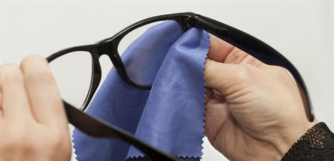 5 cách tẩy keo trên gọng kính đơn giản, hiệu quả