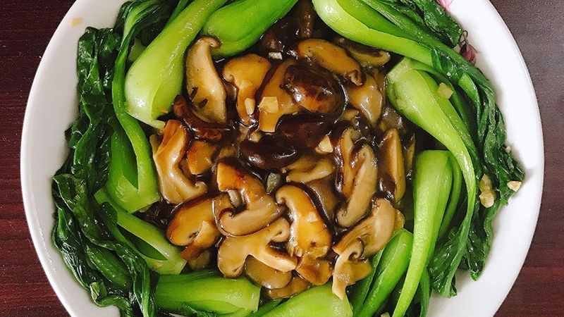 Pak choi xào nấm đông cô.