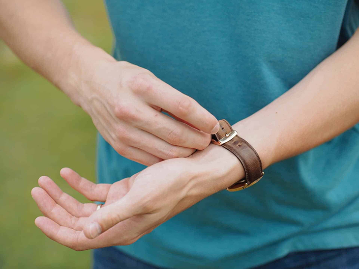 tháo đồng hồ cẩn thận tháo đồng hồ cẩn thận