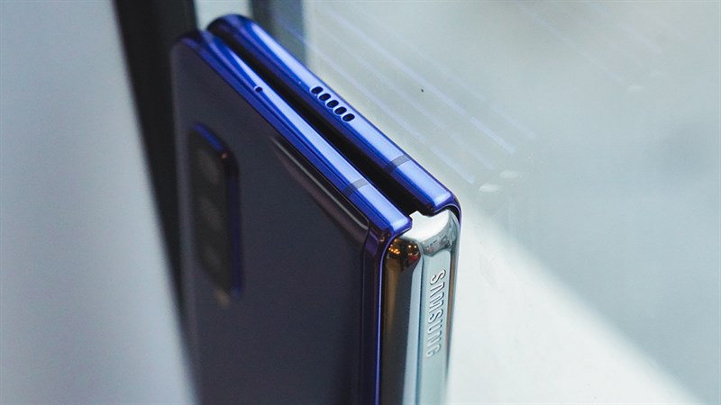 Samsung Galaxy Fold bản lề gập