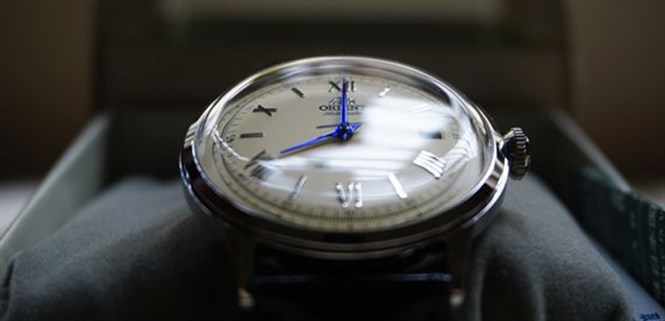 Nên chọn đồng hồ mặt đá sapphire hay kính cứng? Cách phân biệt mỗi loại