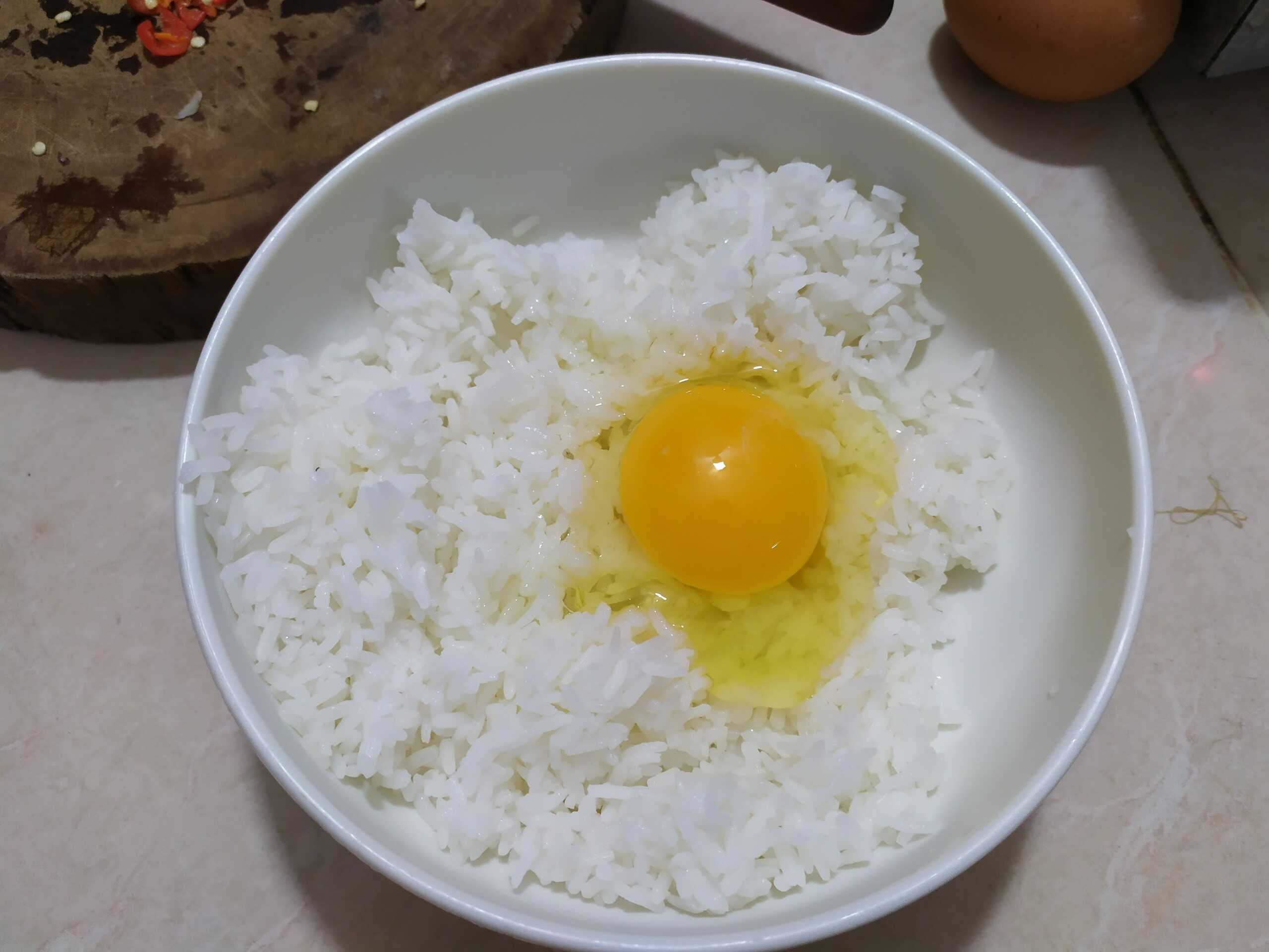 Cho một quả trứng vào cơm