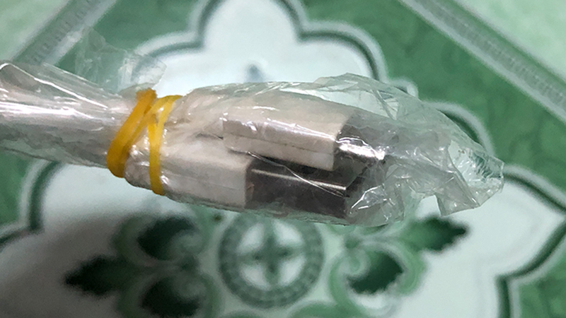 Dây sạc điện thoại trắng tinh như mới với cách tẩy bằng nước javel