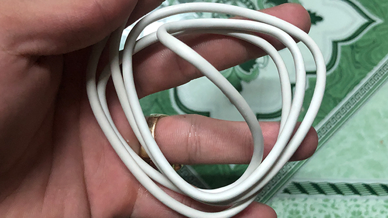 Dây sạc điện thoại trắng tinh như mới với cách tẩy bằng nước javel