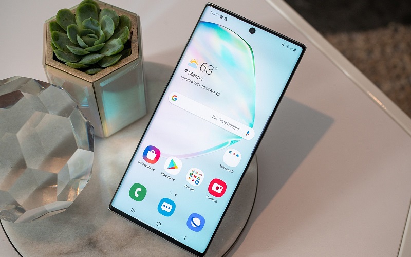 Phần Äục lá» á» trên ÄÆ°á»£c Äặt chÃnh giữa mà n hình thay vì lá»ch sang bên phải như Galaxy S10