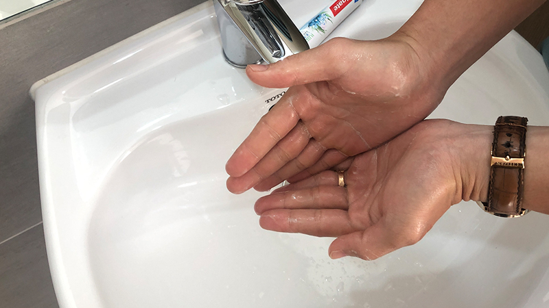 Mẹo đánh bay mùi tanh của cá trên tay với kem đánh răng 