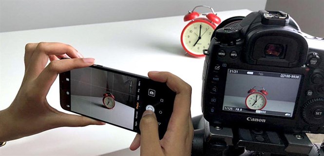 Vì sao máy ảnh khi chụp tạo ra tiếng tách tách còn điện thoại thì không