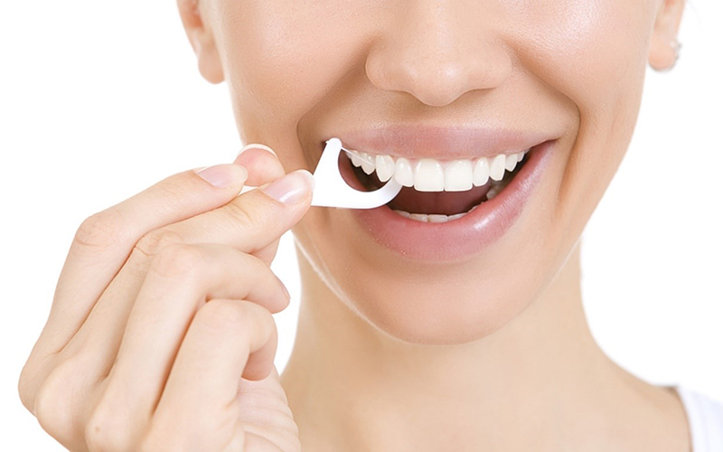 việc sử dụng chỉ nha khoa là cách tốt nhất để loại bỏ những thức ăn thừa còn sót lại giữa các kẽ răng