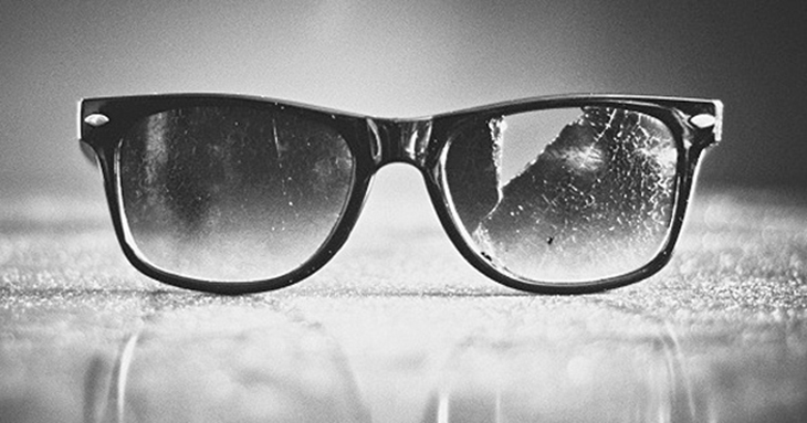 Mang mắt kính rẻ tiền gây hại cho mắt như thế nào? > mắt kính giá rẻ ít chống va đập, gây bất an toàn với đôi mắt