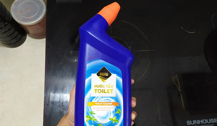 Dầu mỡ cứng đầu trên bếp điện cũng phải chào thua với nước tẩy bồn cầu