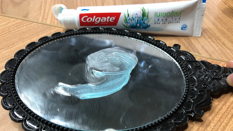 Cách tẩy sạch vết ố lâu ngày trên gương bằng kem đánh răng