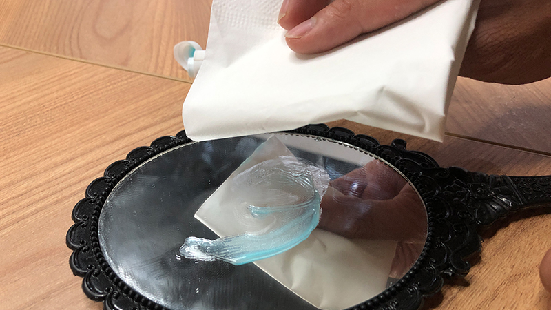 Cách tẩy sạch vết ố lâu ngày trên gương bằng kem đánh răng