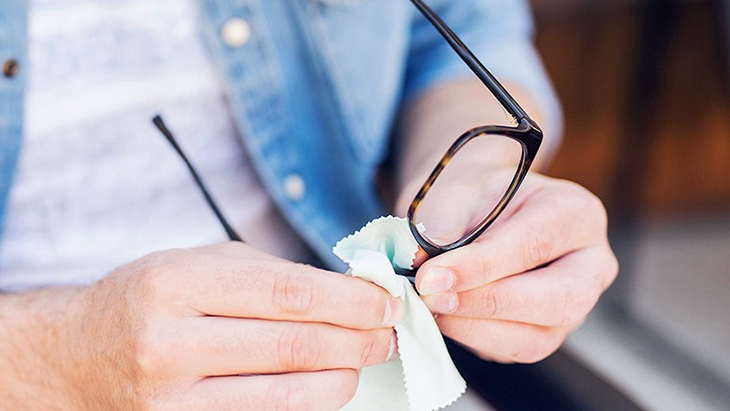 Hướng dẫn cách bảo quản mắt kính có gọng bằng gỗ > dùng khăn mềm làm sạch kính