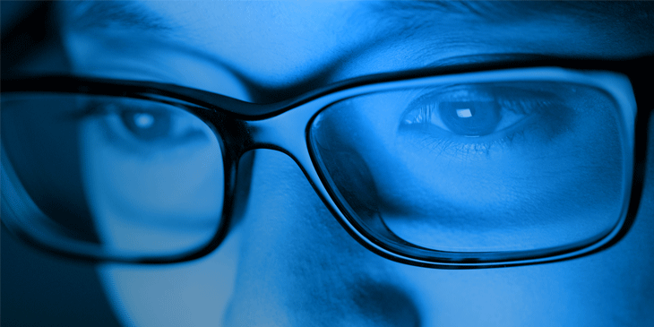 Mang mắt kính trong nhà hoặc đi đêm có tác dụng gì? Các lưu ý khi đeo > Mang kính đi đêm sẽ giúp chống loá ánh sáng gây cản trở tầm nhìn