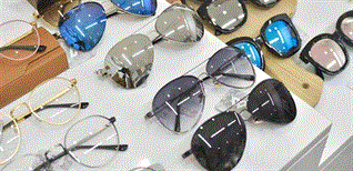 Mang mắt kính trong nhà hoặc đi đêm có tác dụng gì? Các lưu ý khi đeo