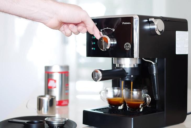 Nên mua máy pha cà phê tự động hay bán tự động? Loại nào phù hợp?