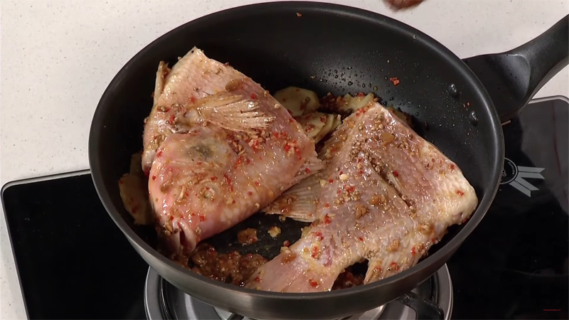 Cách làm cá diêu hồng kho tương thơm nức mũi, thịt thấm vị