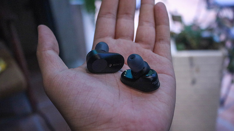 Tai nghe nằm trong lòng bàn tay