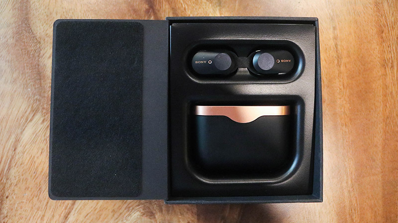 Bên trong hộp tai nghe