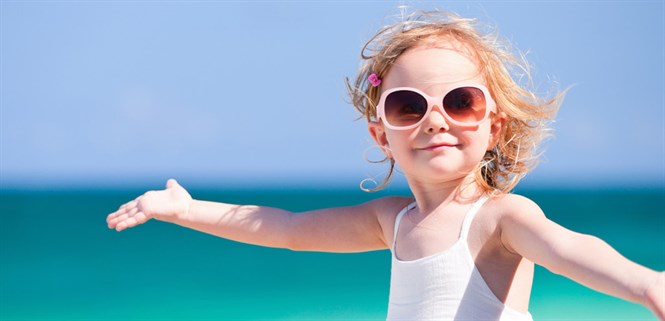 Mẹo khuyến khích trẻ đeo kính mát và không làm mất kính