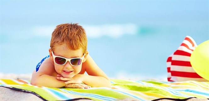 Tại sao cần đeo kính mát cho trẻ, nhất là trẻ dưới 12 tuổi?