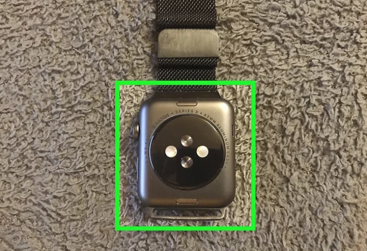 Đặt Apple Watch úp xuống trên mặt vải mềm