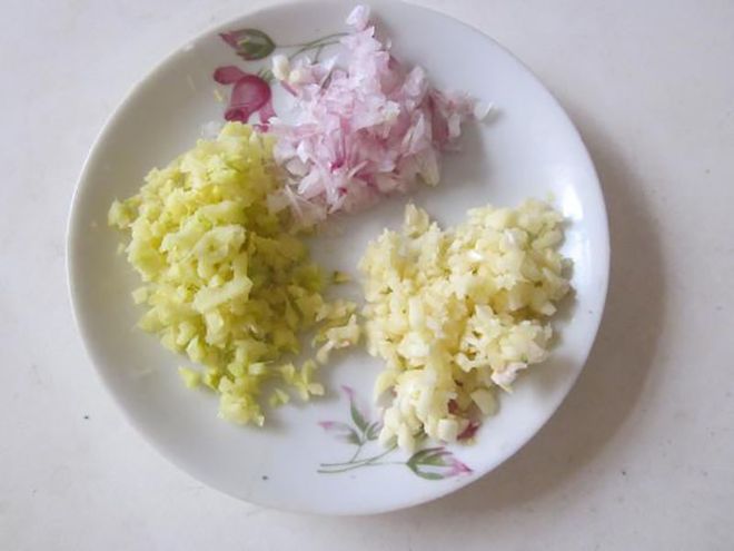 Băm nhỏ hành, tỏi và gừng