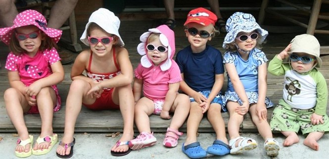 Các kiểu dáng, chất liệu kính mát phù hợp với trẻ theo từng lứa tuổi