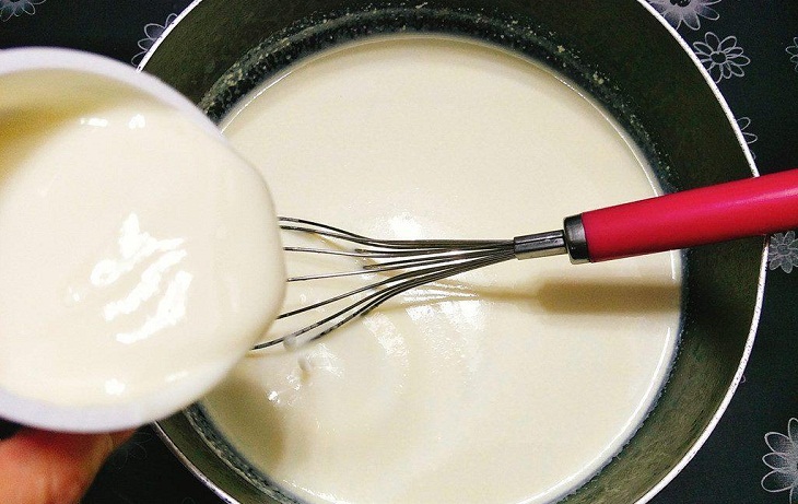 Bước 1 Đun hỗn hợp sữa Kem sữa dừa Tràng Tiền