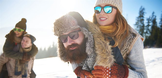 Vì sao bạn vẫn cần phải đeo kính râm vào mùa đông