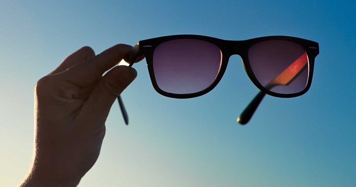 Cách bảo vệ mắt an toàn khỏi ánh nắng trong những ngày chơi lễ