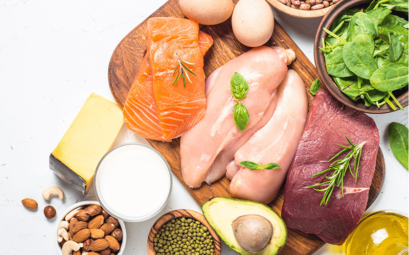 Bổ sung đầy đủ đạm protein có nhiều trong các loại thịt nạc, trứng, sữa, thịt cá, đậu hũ,tôm...rất có lợi cho người bị bệnh gan vì dễ tiêu hóa
