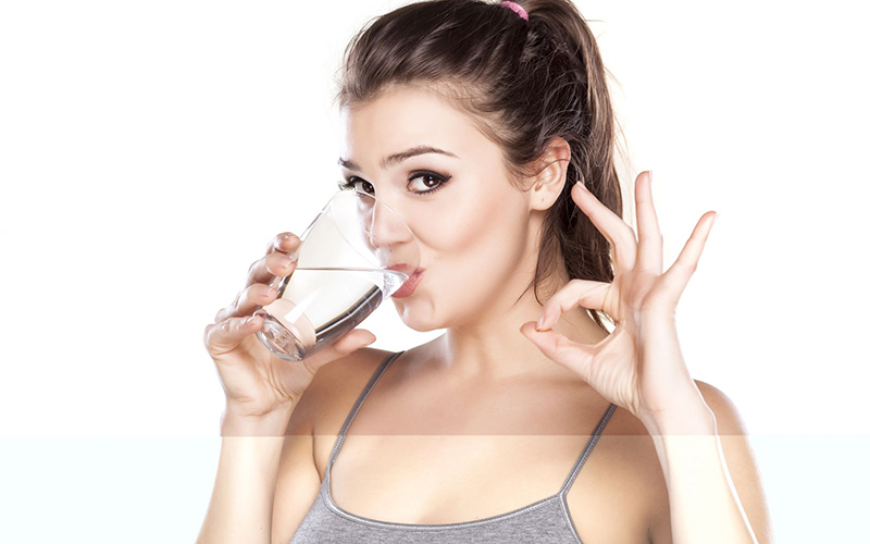 uống đủ nước từ 1,5-2 lít mỗi ngày để đảm bảo lượng nước cần thiết giúp làm mát gan và loại bỏ chất độc.