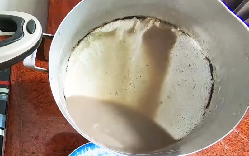  Nấu sữa đậu đen lá dứa