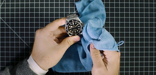 Cách xử trí khi dây đồng hồ kim loại bị xước